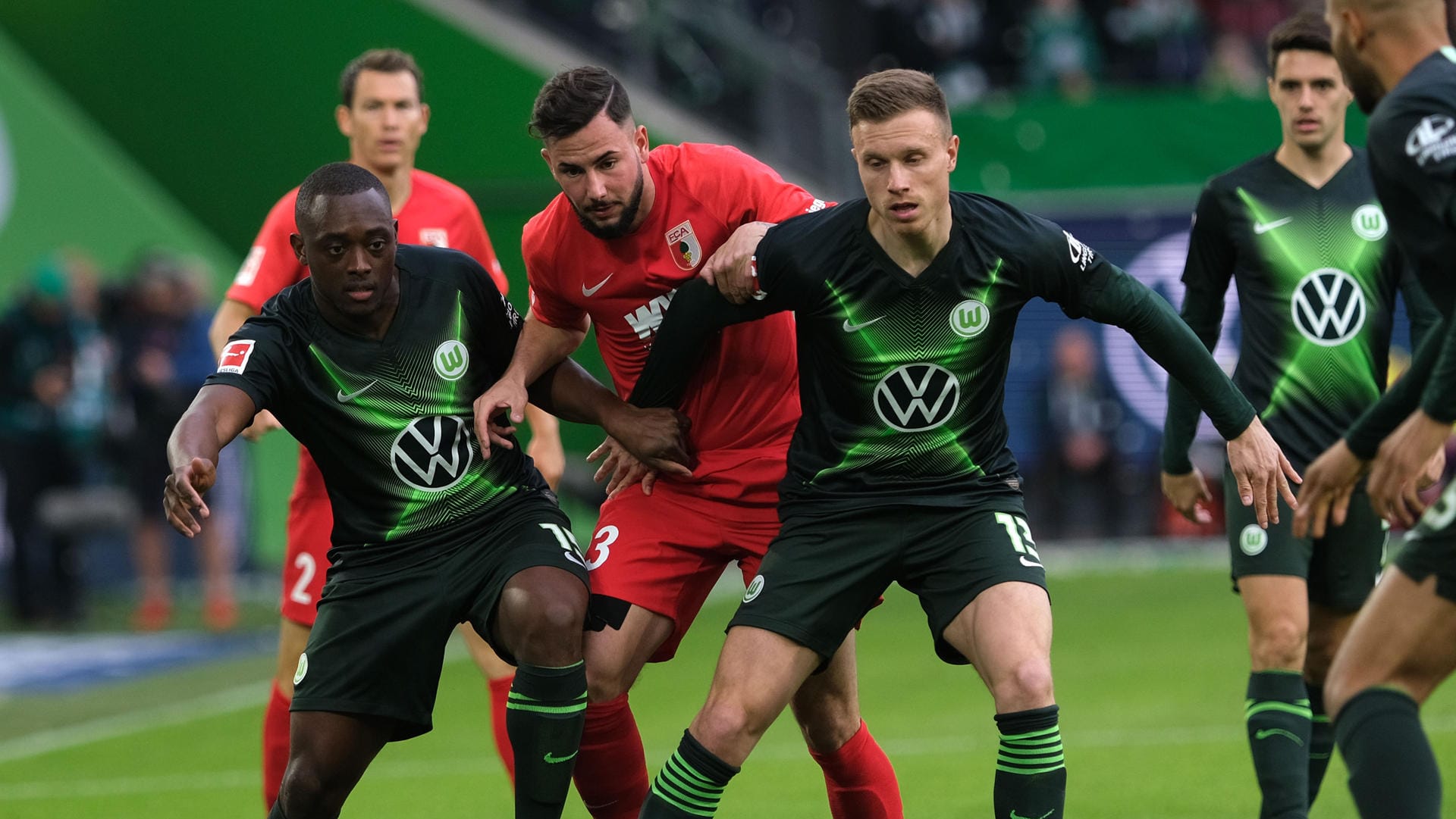 Wolfsburgs Roussillon (l) und Gerhardt (r) gegen Augsburgs Richter: Beide Teams kämpften um jeden Ball.