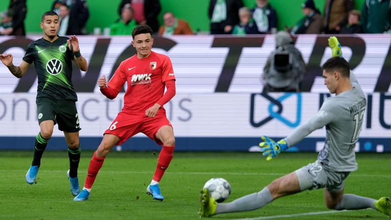 Augsburgs Vargas (l.) scheitert gegen VfL-Keepr Pervan (r.): Auch die Augsburger kamen zu mehreren Torchancen.