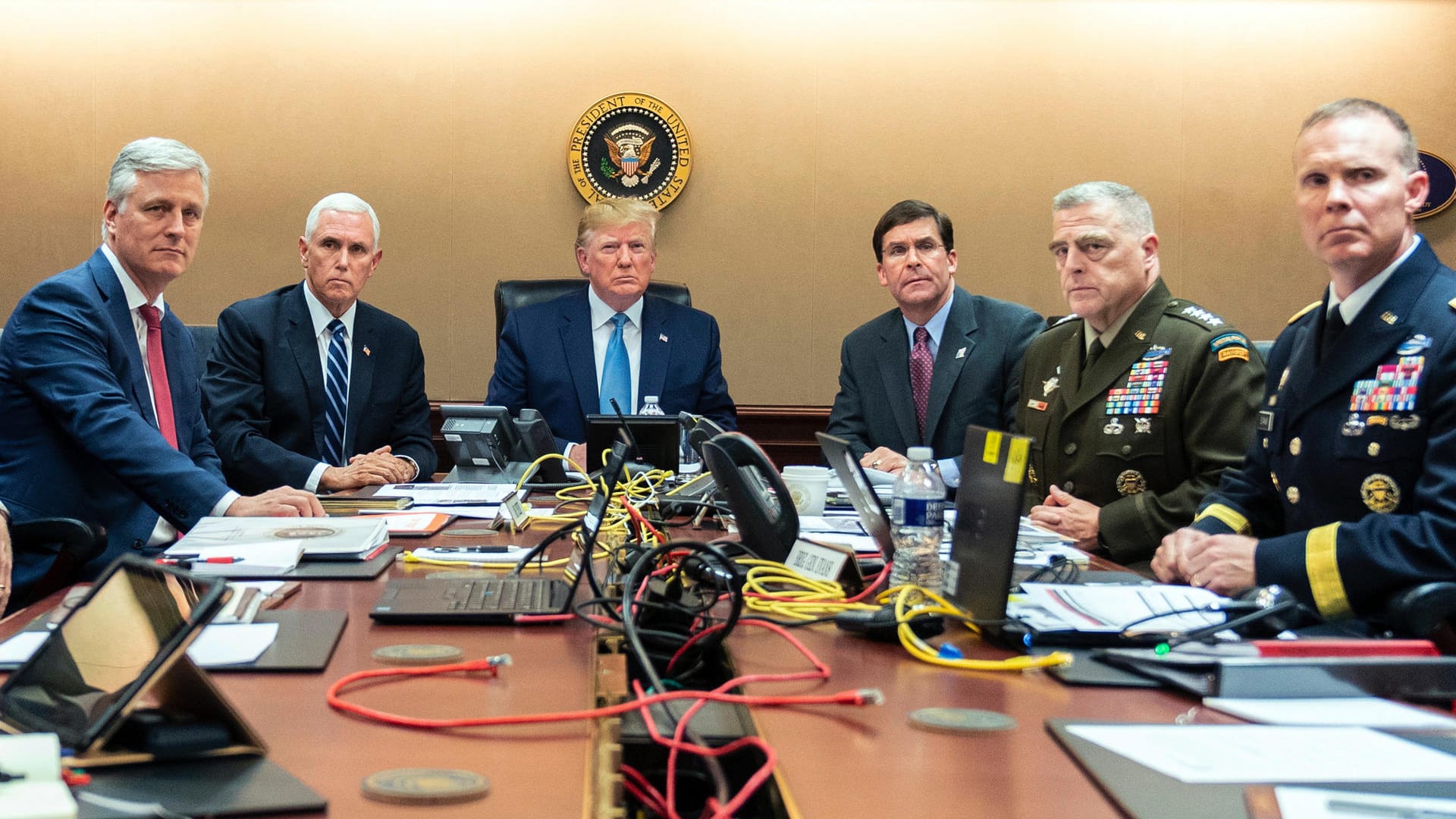 Robert O'Brien (l-r), Sicherheitsberater der USA, Mike Pence, Vize-Präsident der USA, US-Präsident Donald Trump, Mark Esper, Verteidigungsminister der USA, Mark Milley, Vorsitzender der Joint Chiefs, und Marcus Evans, stellvertretender Leiter für Sondereinsätze, kontrollieren im Weißen Haus die Entwicklungen der US-Spezialkräfte bei ihrer Operation in Syrien.