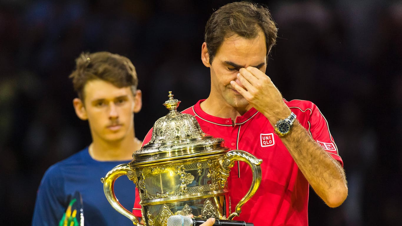 Ergriffen: Roger Federer bei der Siegerehrung in Basel.