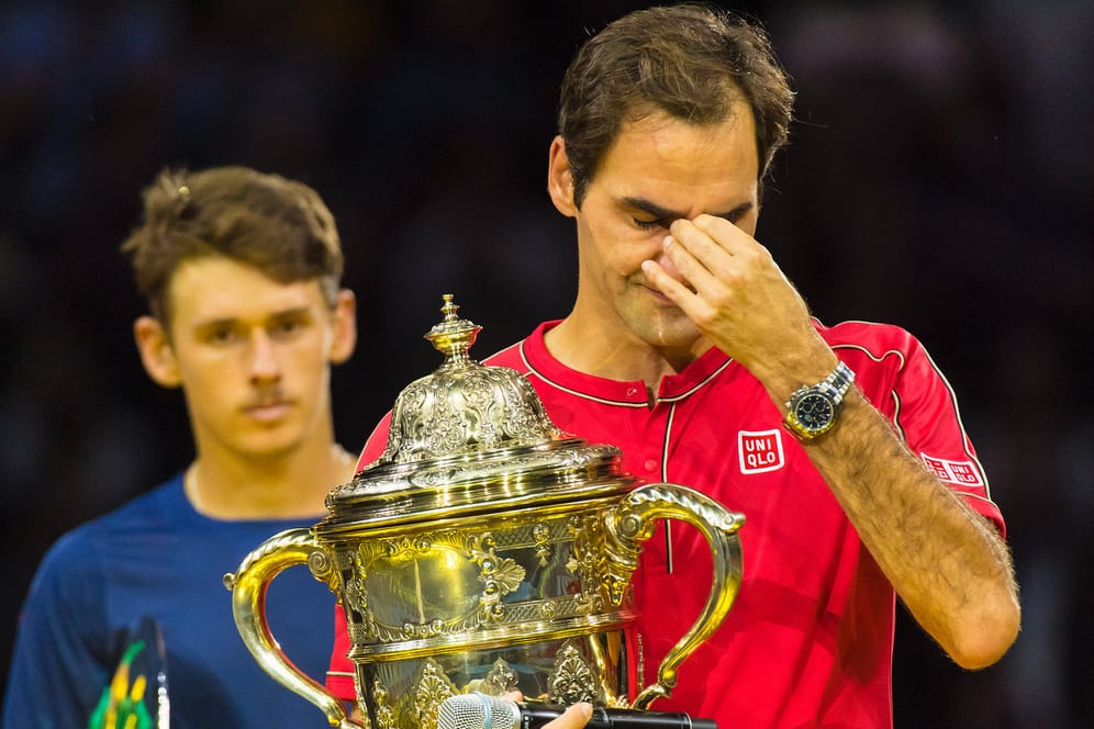 Ergriffen: Roger Federer bei der Siegerehrung in Basel.