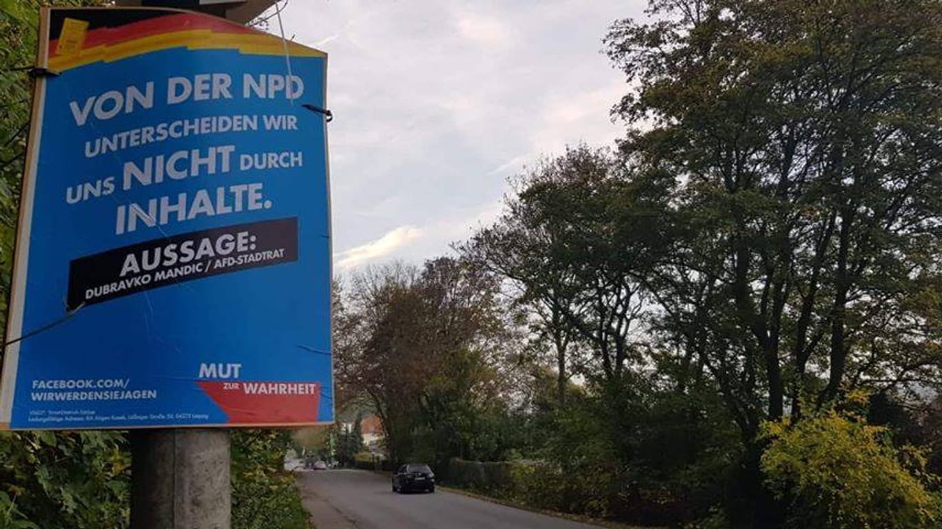 "Von der NPD unterscheiden wir uns nicht durch Inhalte" – in der Optik der AfD-Plakate: Solche Plakate mit echten Zitaten von AfD-Politikern wurden in Thüringen kurz vor der Wahl aufgehängt.