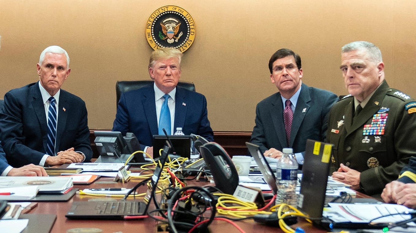 Robert O'Brien (l-r), Sicherheitsberater der USA, Mike Pence, Vize-Präsident der USA, US-Präsident Donald Trump, Mark Esper, Verteidigungsminister der USA, Mark Milley, Vorsitzender der Joint Chiefs, und Marcus Evans, stellvertretender Leiter für Sondereinsätze, kontrollieren im Weißen Haus die Entwicklungen der US-Spezialkräfte bei ihrer Operation in Syrien.