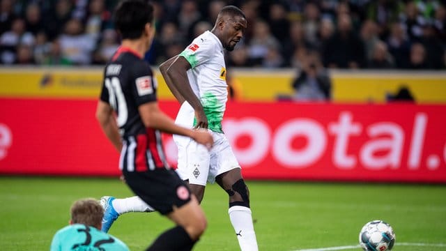 Marcus Thuram (r) traf für Gladbach zum 1:0.