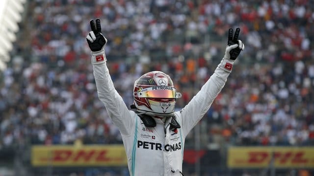 Lewis Hamilton feiert seinen Sieg in Mexiko.