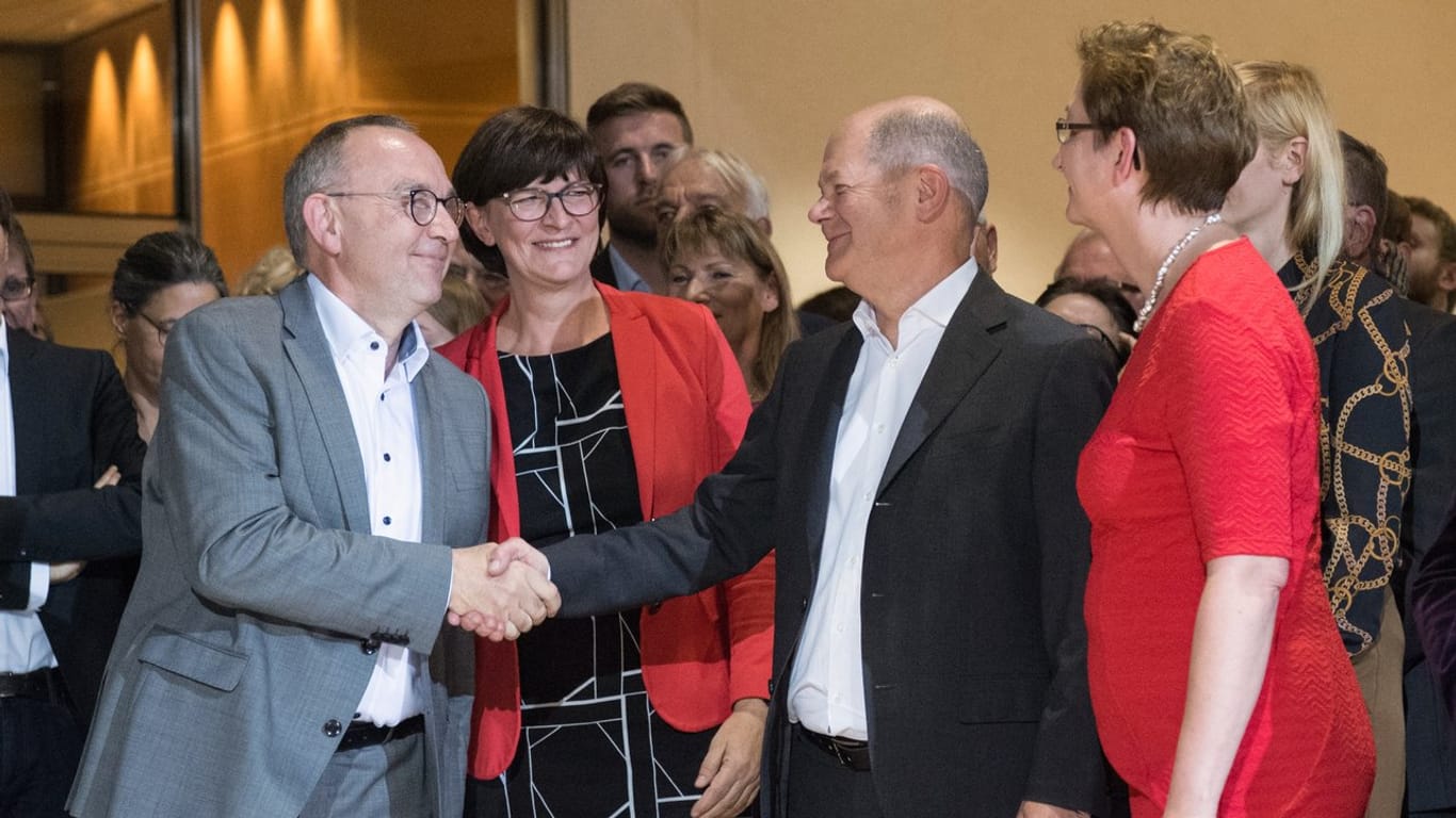 Gratulation: die Kandidatenpaare Norbert Walter-Borjans (l) und Saskia Esken (2.
