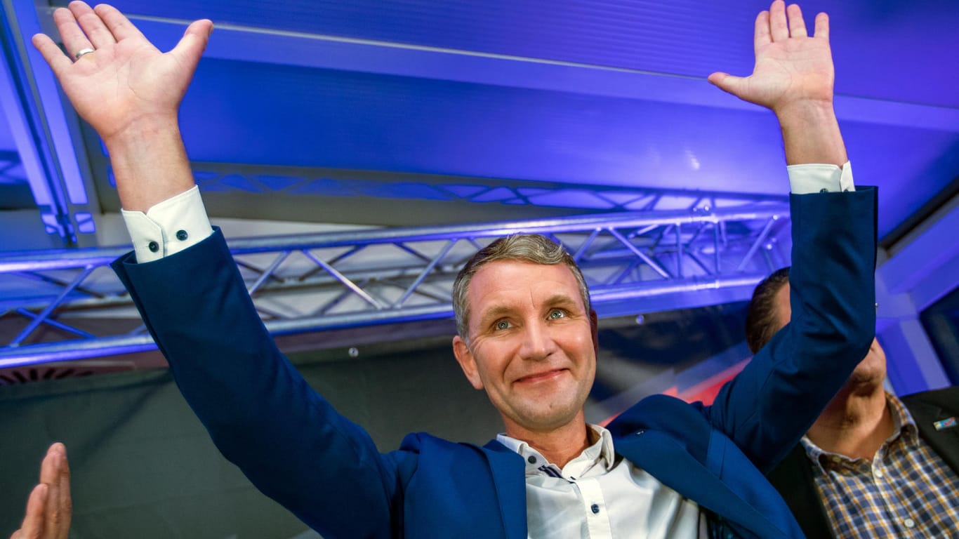 Björn Höcke: Der Spitzenkandidat der AfD bei der Landtagswahl in Thüringen lässt sich von seinen Anhängern feiern.