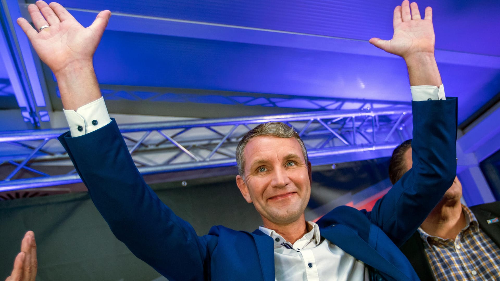 Björn Höcke: Der Spitzenkandidat der AfD bei der Landtagswahl in Thüringen lässt sich von seinen Anhängern feiern.