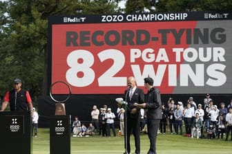 Tiger Woods (l) hat zum 82.