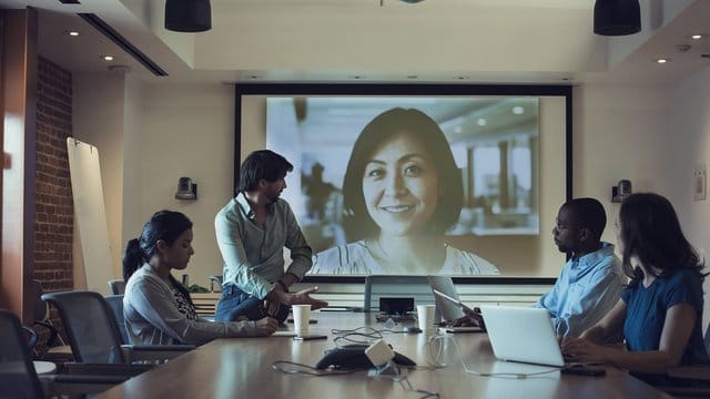 Stellen sich Bewerber in einem kurzen Video-Clip vor, hat das auch für Personaler Vorteile: Sie bekommen schnell ein eindrücklicheres Bild der Kandidaten.