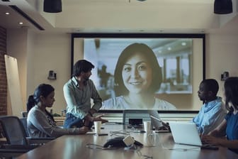 Stellen sich Bewerber in einem kurzen Video-Clip vor, hat das auch für Personaler Vorteile: Sie bekommen schnell ein eindrücklicheres Bild der Kandidaten.