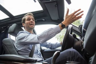 Die täglichen Fahrten im Auto zur Arbeit und zurück sollten Pendler nach Möglichkeit mit etwas Privatem wie Einkaufen kombinieren.