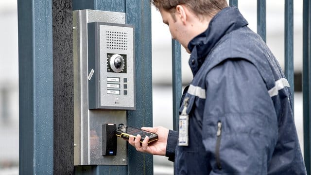 Leon Ungrad macht eine Ausbildung zur Fachkraft für Schutz und Sicherheit.