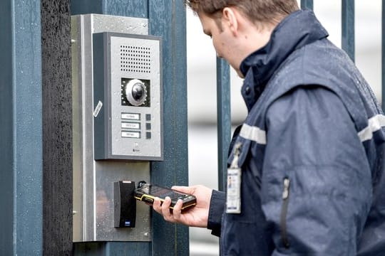 Leon Ungrad macht eine Ausbildung zur Fachkraft für Schutz und Sicherheit.