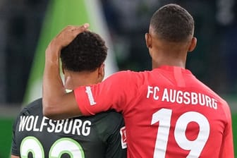 Der Wolfsburger Lukas Nmecha und der Augsburger Felix Uduokhai nach dem Spiel.