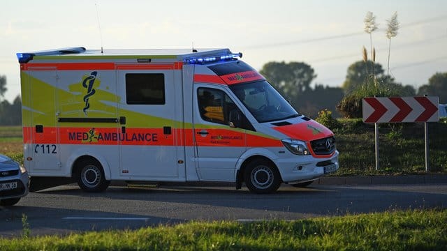 Ein Rettungswagen (Symbolbild): Ein 13-Jähriger ist bei einem Fahrradunfall tödlich verunglückt.