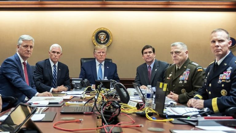 US-Präsident Trump (M) und sein Sicherheitsstab in Washington.