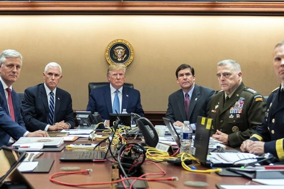 US-Präsident Trump (M) und sein Sicherheitsstab in Washington.