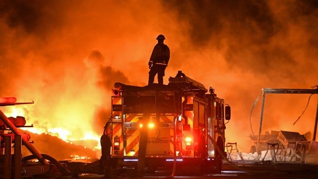 Feuerwehrleute kämpfen bei Knightsen gegen die Flammen.