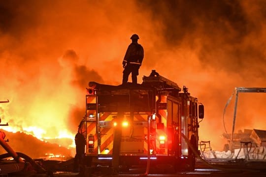 Feuerwehrleute kämpfen bei Knightsen gegen die Flammen.
