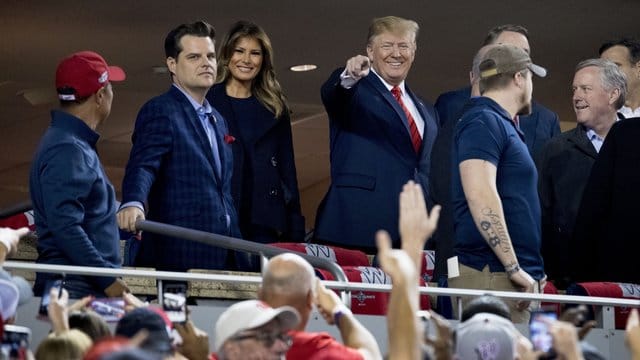 Ehrengäste: Donald Trump (M) und Frau Melania (3. Ehrengäste: Donald Trump (M) und Frau Melania (3.