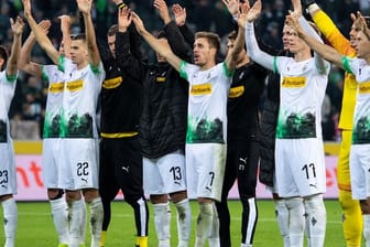 Tabellenführer: Gladbachs Spieler feiern den Sieg gegen Frankfurt.