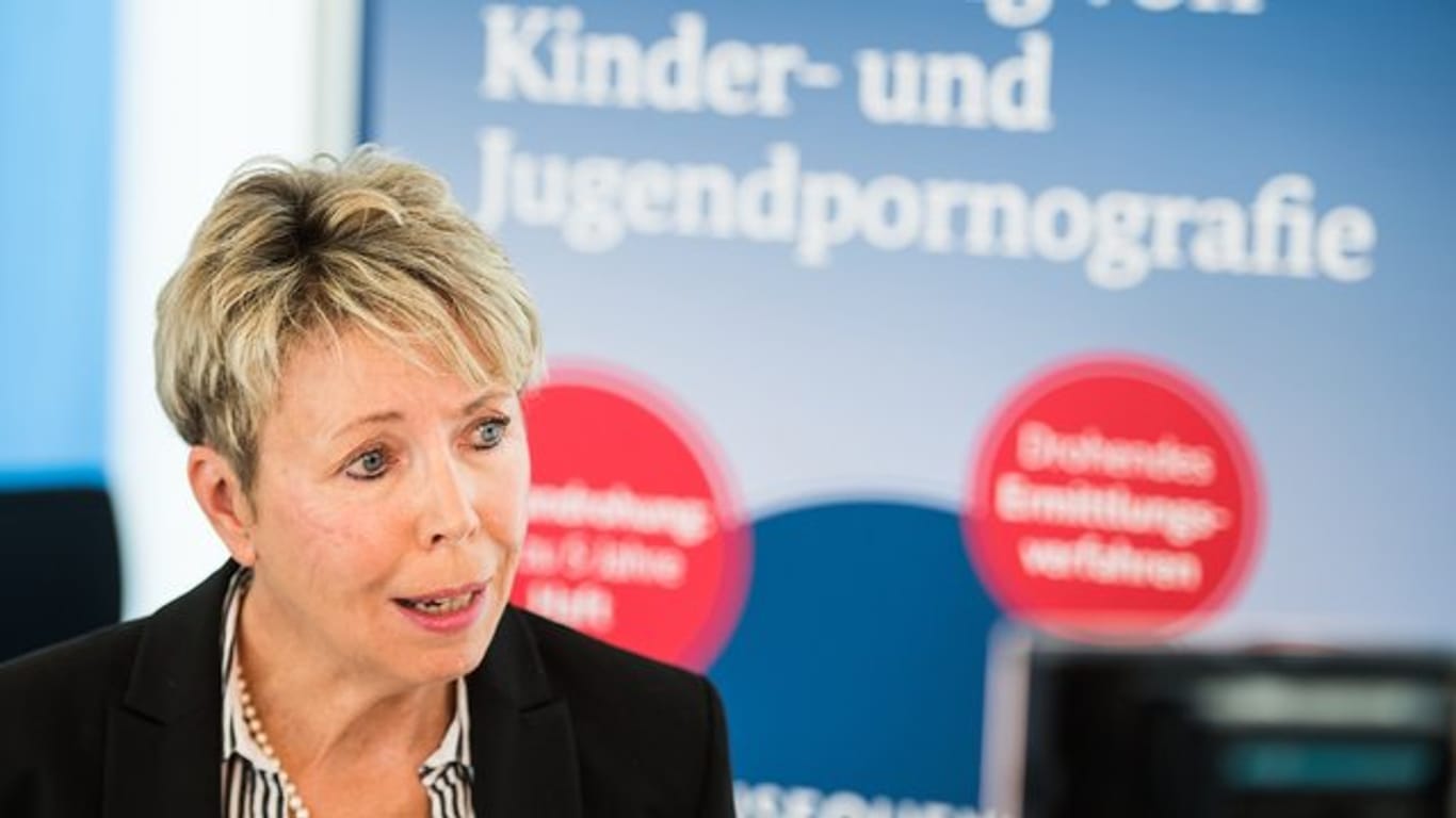 BKA-Abteilungsleiterin Sabine Vogt spricht in Wiesbaden zu Journalisten.