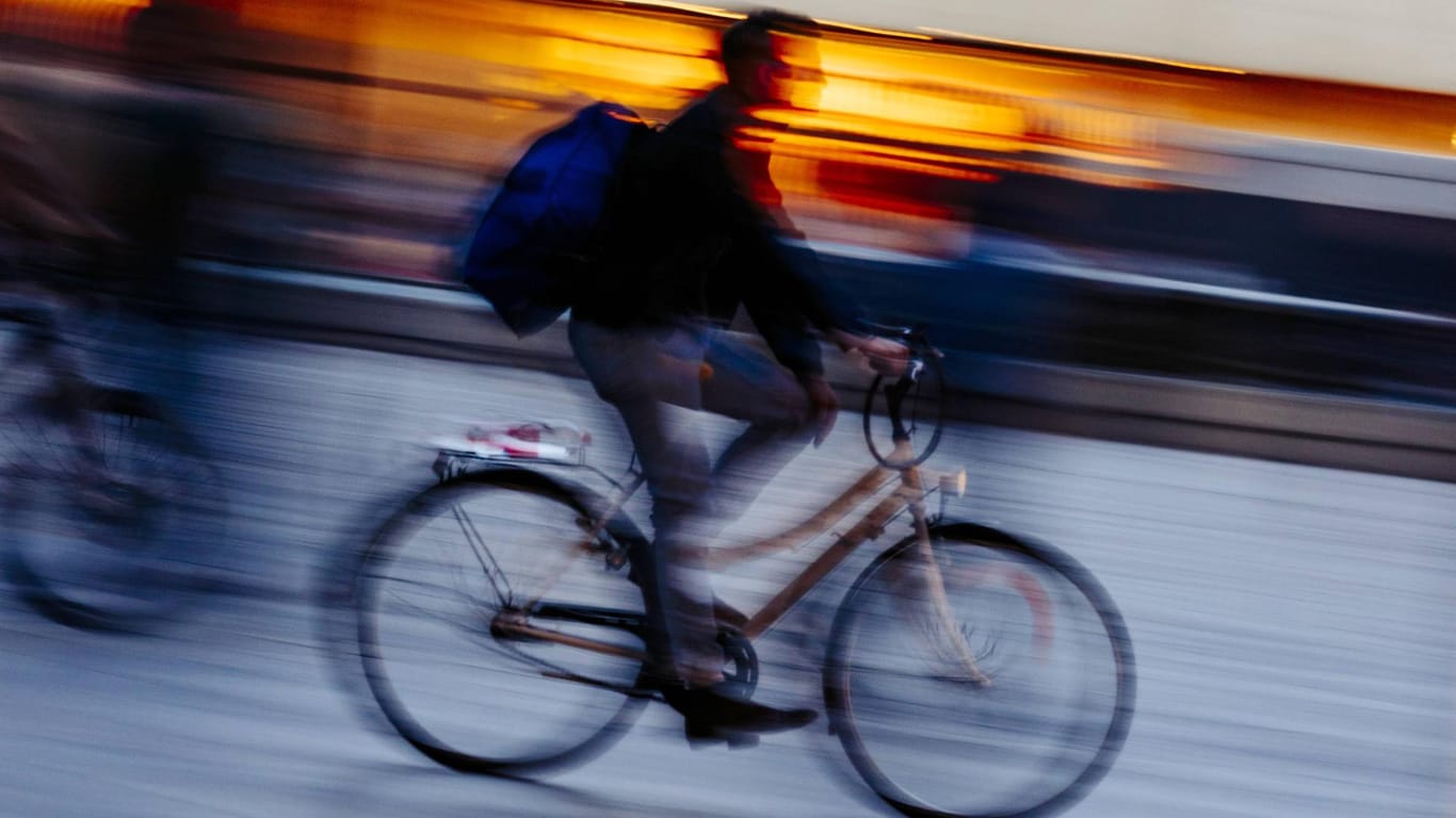 Ein Fahrradfahrer in Köln: Vergangene Woche fand ein 33-jähriger Radfahrer eine Tüte mit mehreren Tausend Euro.