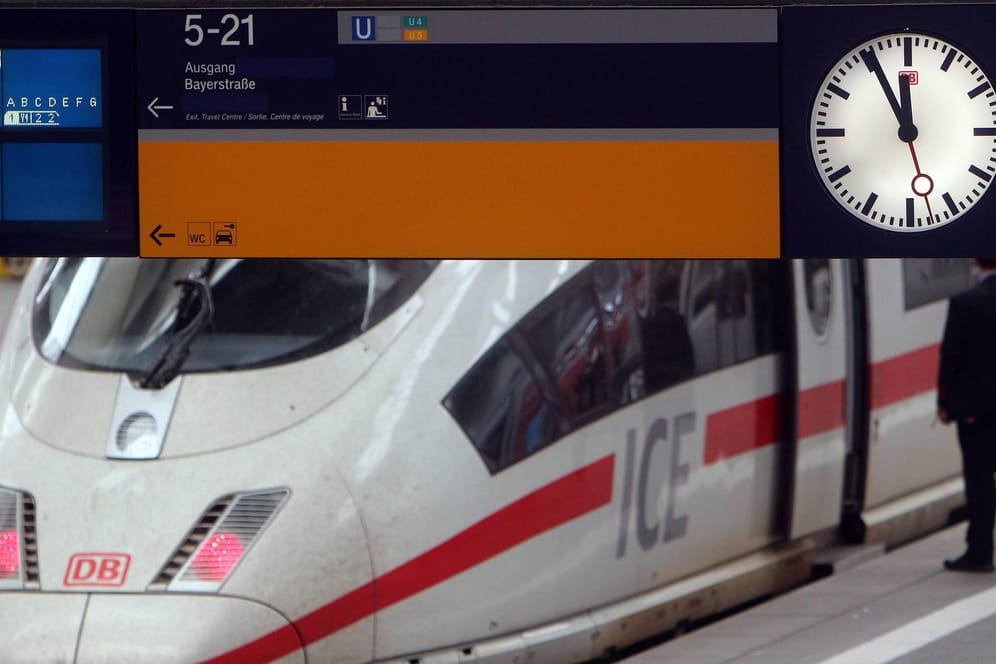 Uhr am Bahnsteig in München: Die DB hat am Wochenende die Zeitumstellung am Hauptbahnhof teilweise verpasst. (Archivbild)