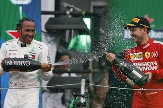 Champus für den Sieger: Lewis Hamilton feiert, Sebastian Vettel zwangsläufig mit.