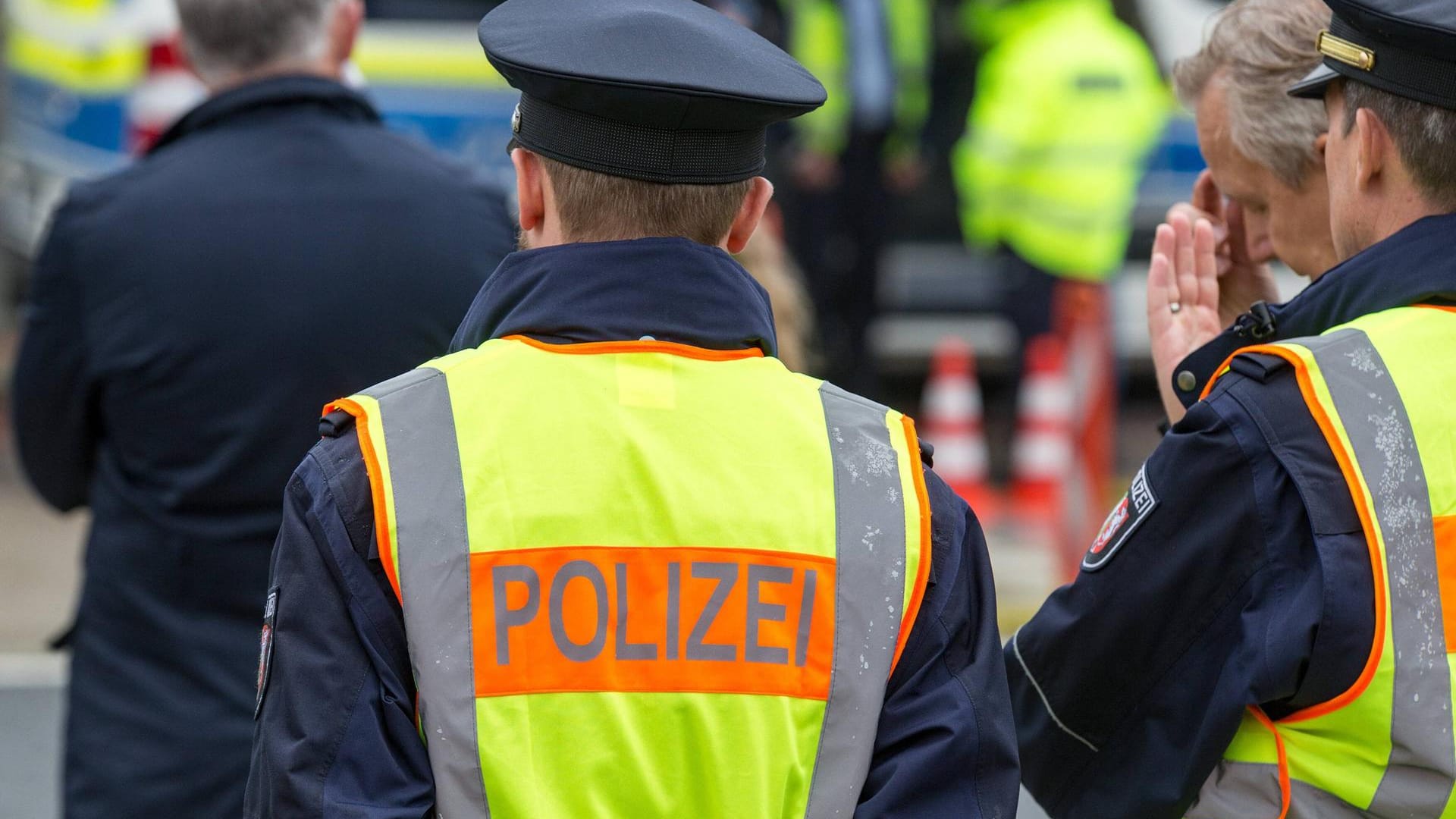 Polizeibeamte mit Weste: In Hagen hat die Polizei einen Wuppertaler an der Weiterfahrt gehindert.