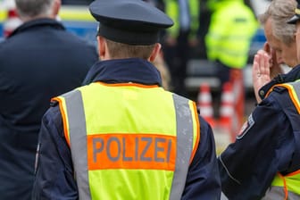 Polizeibeamte mit Weste: In Hagen hat die Polizei einen Wuppertaler an der Weiterfahrt gehindert.
