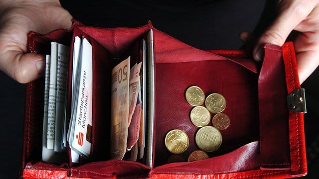 Wird bald mehr im Portemonnaie sein? Spitzenvertreter von Union und SPD konnten sich beim Streitthema Grundrente wieder nicht einigen. Wird bald mehr im Portemonnaie sein? Spitzenvertreter von Union und SPD konnten sich beim Streitthema Grundrente wieder nicht einigen.