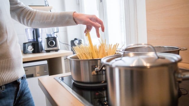 Damit die Nudeln nicht zusammenkleben, ist Öl im Kochwasser das falsche Mittel - häufiges Umrühren hilft dagegen. Damit die Nudeln nicht zusammenkleben, ist Öl im Kochwasser das falsche Mittel - häufiges Umrühren hilft dagegen.