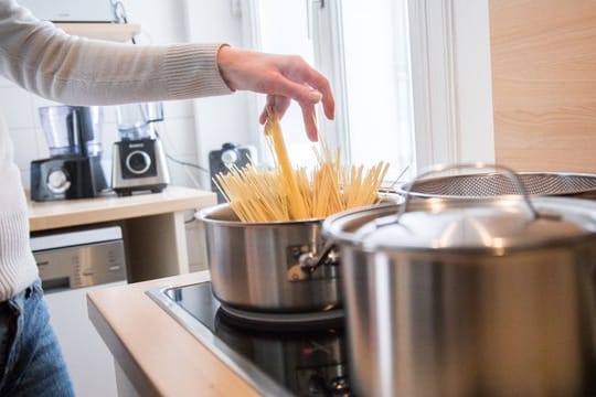 Damit die Nudeln nicht zusammenkleben, ist Öl im Kochwasser das falsche Mittel - häufiges Umrühren hilft dagegen.