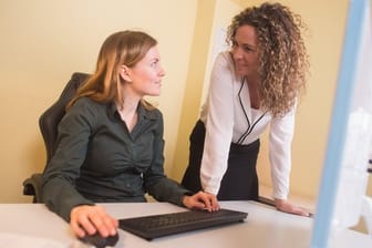 Einarbeitung: Als Neuling im Betrieb darf man ruhig viele Fragen stellen - Veränderungsvorschläge behält man aber besser erst einmal für sich.