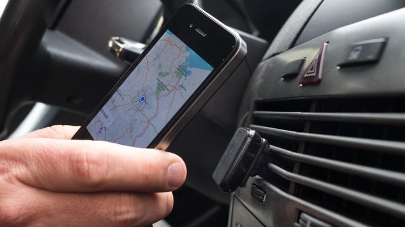Das Handy als Navi: Besitzer eines älteren iPhones oder iPads sollten unbedingt deren Betriebssystem aktualisieren - sonst drohen Probleme bei der Verwendung von GPS-Ortungssignalen.
