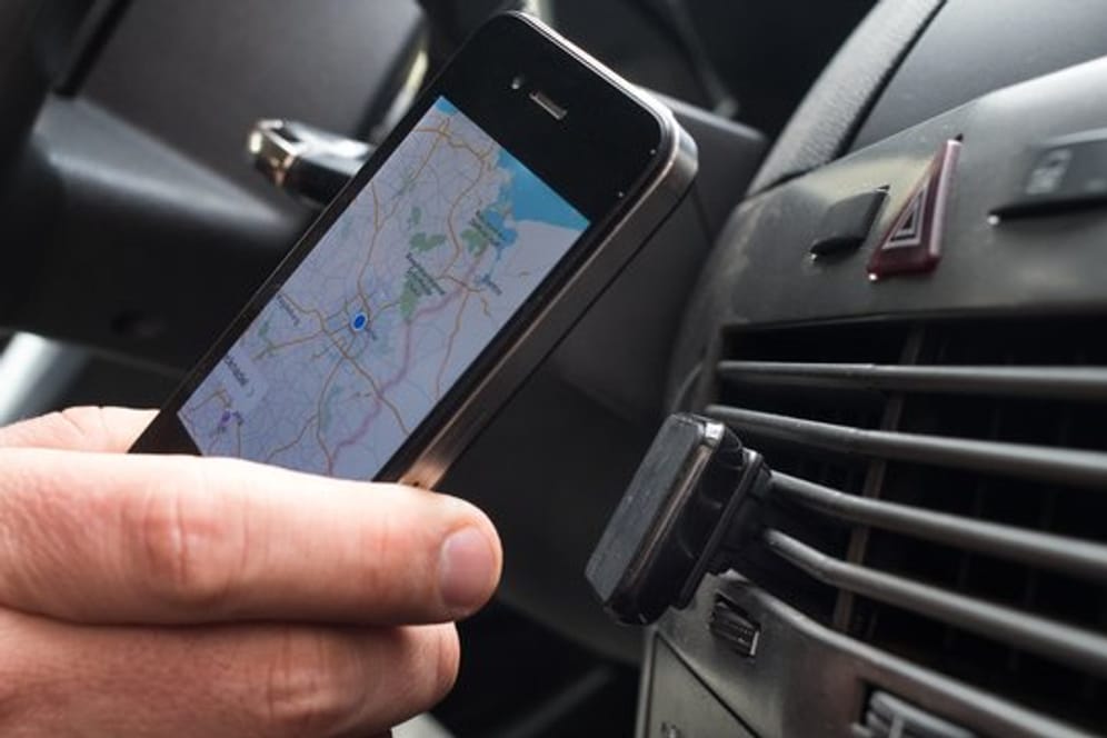 Das Handy als Navi: Besitzer eines älteren iPhones oder iPads sollten unbedingt deren Betriebssystem aktualisieren - sonst drohen Probleme bei der Verwendung von GPS-Ortungssignalen.