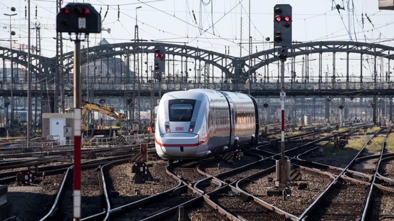 Ein Zug verlässt den Hauptbahnhof in München (Archivbild): Am Donnerstagabend wurde hier ein Mann von einem Zug überrollt.