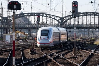 Ein Zug verlässt den Hauptbahnhof in München (Archivbild): Am Donnerstagabend wurde hier ein Mann von einem Zug überrollt.