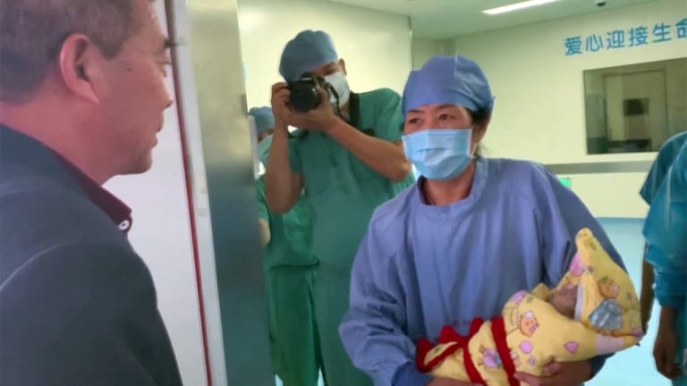 Neugeborenes in China: Mit 67 Jahren bekam eine Frau ihr drittes Kind.