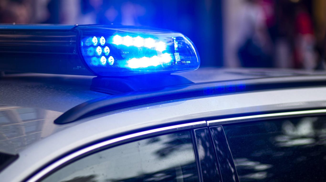 Blaulicht eines Polizeifahrzeugs: In Celle meldete eine Augenzeugin vermummte Männer – die Polizei rückte an. (Symbolbild)