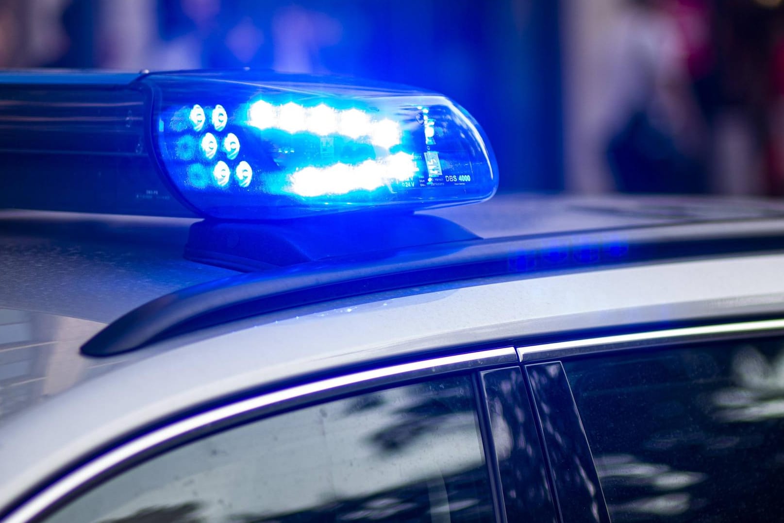Blaulicht eines Polizeifahrzeugs: In Celle meldete eine Augenzeugin vermummte Männer – die Polizei rückte an. (Symbolbild)