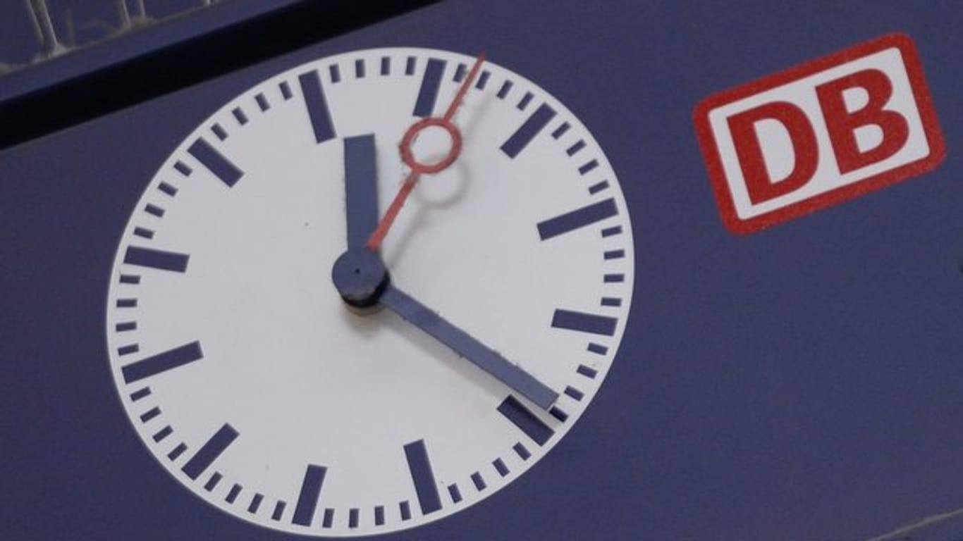 Anzeigetafel am Münchner Hauptbahnhof: In der Nacht auf Sonntag wurden die Uhren in Deutschland zurückgestellt, bei der Deutschen Bahn jedoch nicht überall.