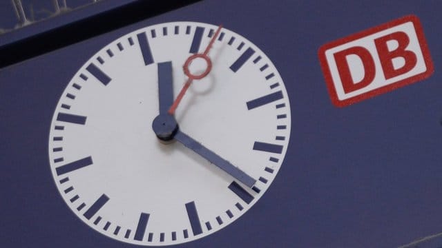 Anzeigetafel am Münchner Hauptbahnhof: In der Nacht auf Sonntag wurden die Uhren in Deutschland zurückgestellt, bei der Deutschen Bahn jedoch nicht überall.
