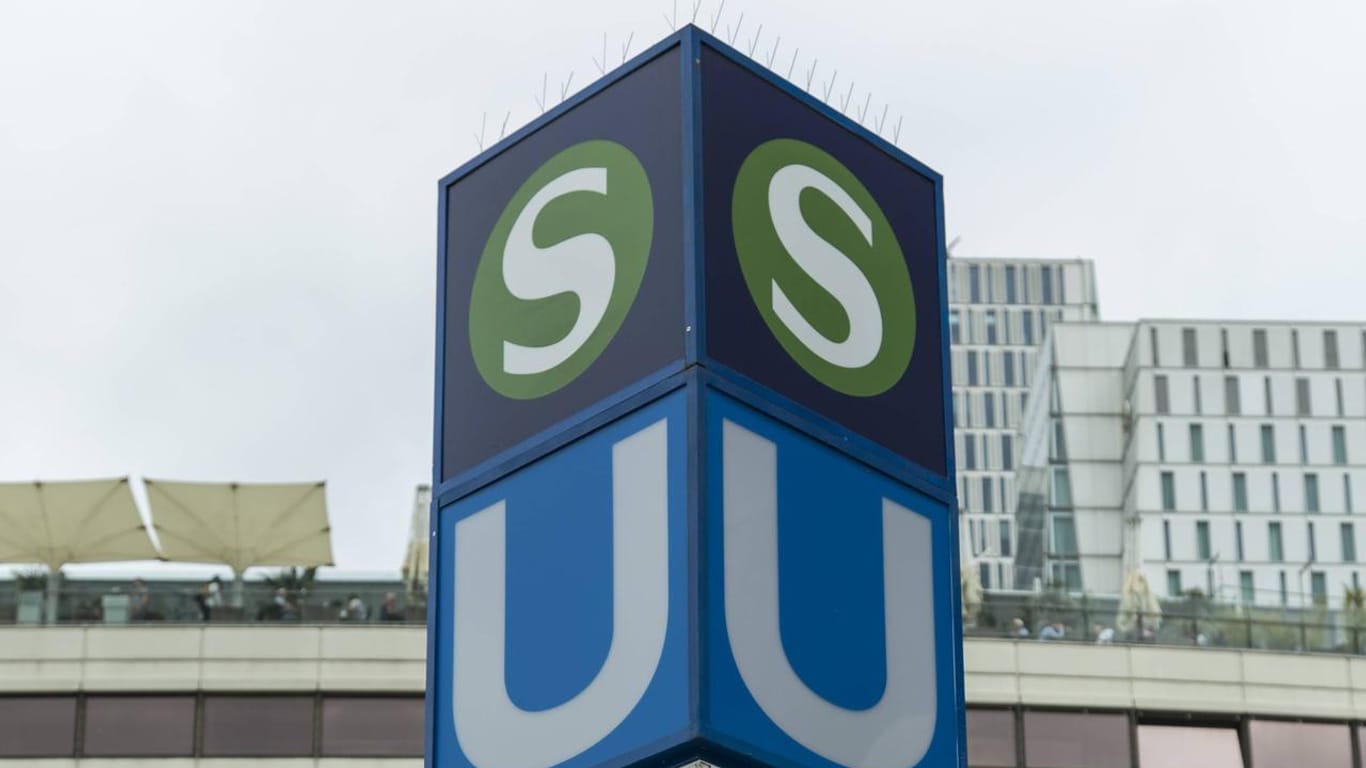 Eine U-Bahn-Säule in Frankfurt (Main): Ein 25-jähriger Mann hat in der U-Bahn mehrfach Passanten attackiert.