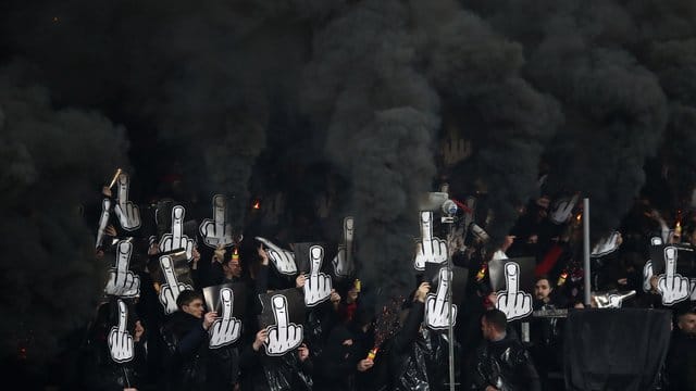 Teures Zündeln: Das Abbrennen von Pyrotechnik durch Club-Anhänger wurde für den 1. Teures Zündeln: Das Abbrennen von Pyrotechnik durch Club-Anhänger wurde für den 1.
