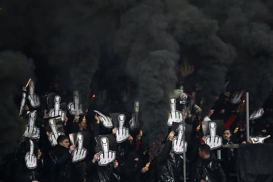 Teures Zündeln: Das Abbrennen von Pyrotechnik durch Club-Anhänger wurde für den 1.
