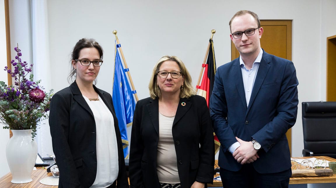 Svenja Schulze (Mitte) mit den Redakteuren Madeleine Janssen und Tim Kummert.