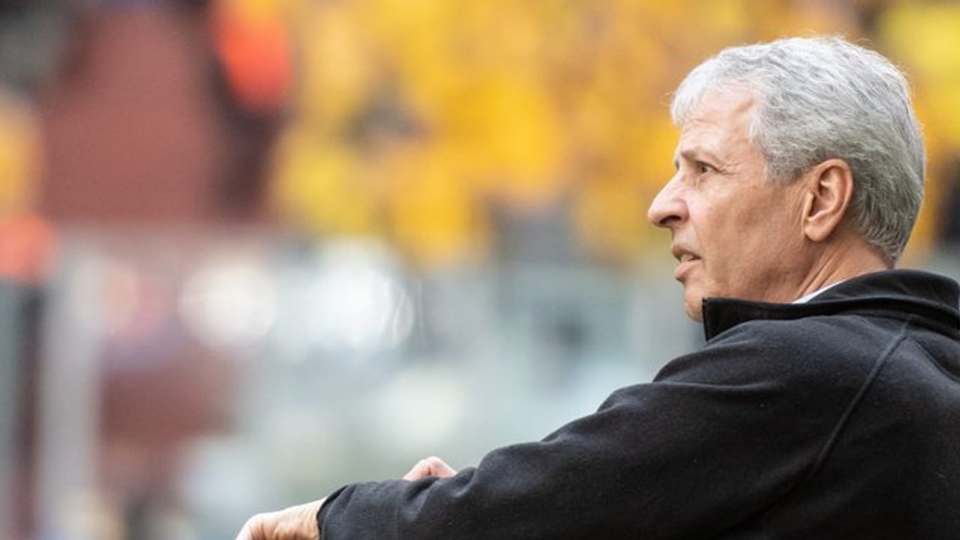 Unter Druck: BVB-Coach Lucien Favre trifft mit Dortmund auf seinen Ex-Verein Gladbach.